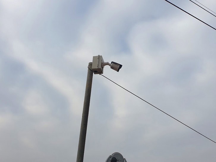 야외 주차장 차량 진출입 정황 확보 및 원격 모니터링을 위해 지주대에 가동된 실외형 스마트폰 CCTV