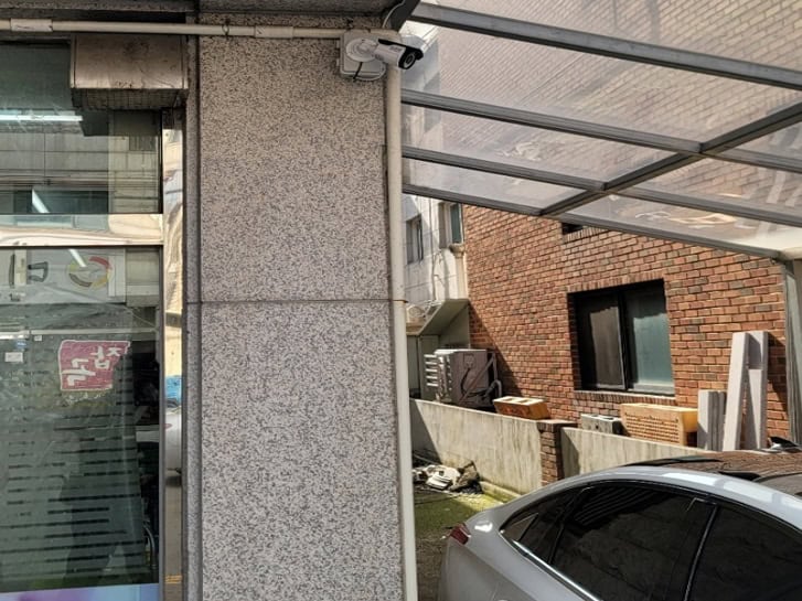 가정집 차고에 설치된 야간 적외선 스마트폰 CCTV 카메라