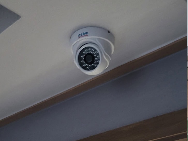 사무실 회의실 천장에 설치된 실내 돔형 스마트폰 CCTV 카메라