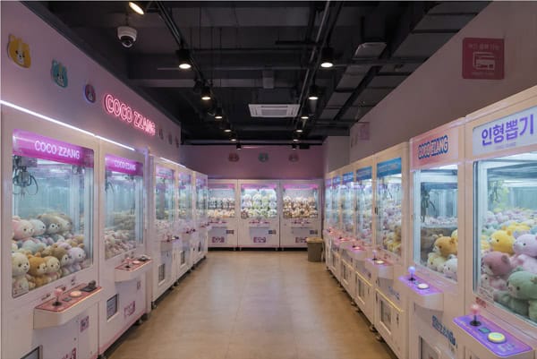 무인 인형뽑기방 기물 파손 방지 및 야간 보안을 위해 천장에 설치된 돔형 CCTV